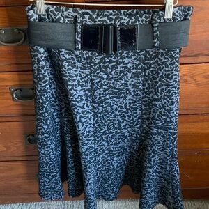 Women’s sz 10 black/grey print flare skirt